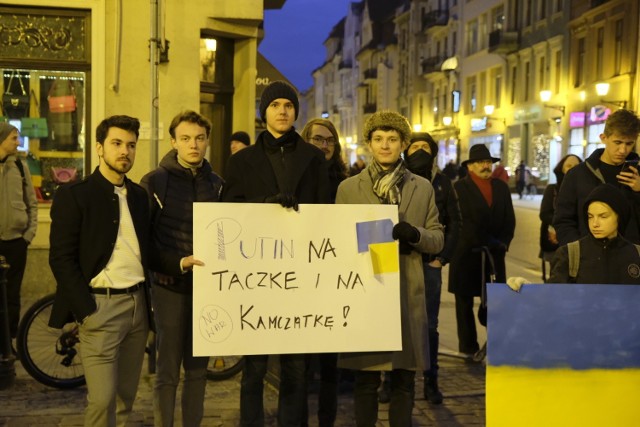 W czwartek wieczorem w Toruniu. pod pomnikiem Kopernika, odbyła się manifestacja pod hasłem "Nigdy więcej wojny". Wychodzimy na ulice miast, miasteczek i miejscowości na całym świecie, aby okazać naszą solidarność z Ukrainą, z osobami, których dom stał się polem bitwy i nierównej walki - mówili organizatorzy z Młodzieżowego Strajku Klimatycznego. 

Czytaj też:

Toruń zerwał współpracę z Kaliningradem
Strażacy z Kamionek przekazali Ukrainie wóz strażacki

