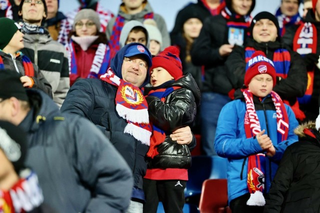 Kibice na meczu Rakowa Częstochowa z Koroną Kielce. Ostatni mecz w tym roku 1:0