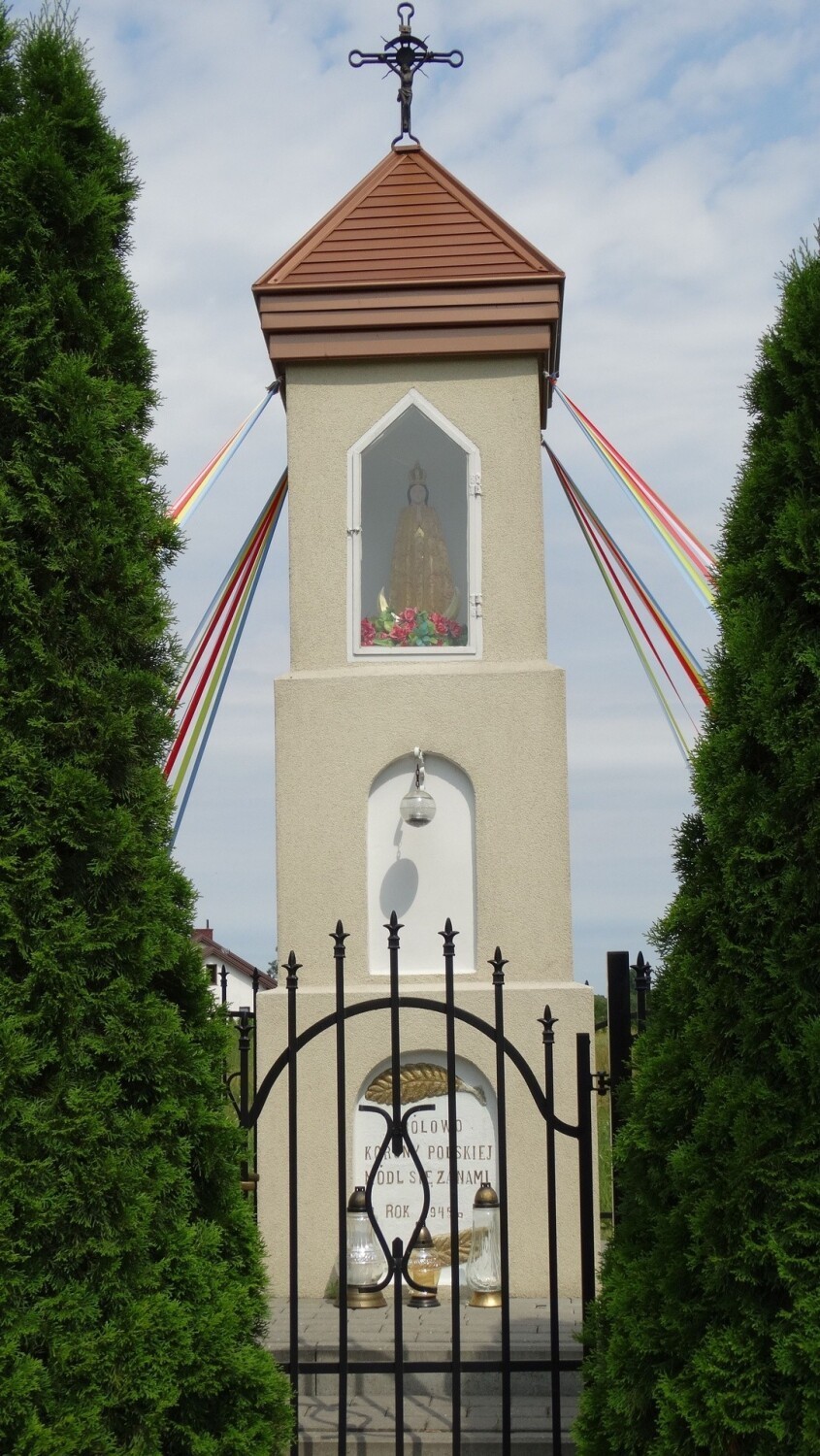 Kapliczka we wsi Łąkie zbudowana została - jak głosi napis...