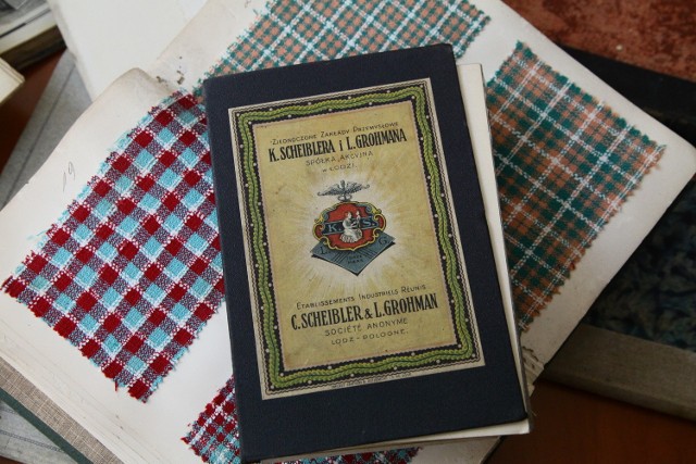 Uczniowie szkoły podstawowej nr 153 w Łodzi obejrzeli podręczniki osób uczęszczających do szkół odzieżowych i katalogi tkanin z łódzkich fabryk pochodzące z początku XX wieku