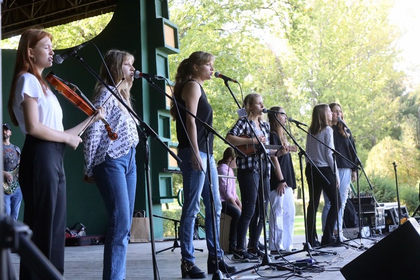 Letnie Granie w Legnicy. Koncert harcerskiego zespołu "Chwila refleksji"