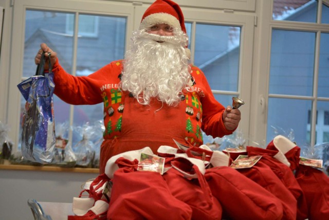 Święty Mikołaj z Ośrodka Pomocy Społecznej w Międzychodzie wyjechał w podróż z ponad dwustoma prezentami dla dzieci i dorosłych (6.12.2021).