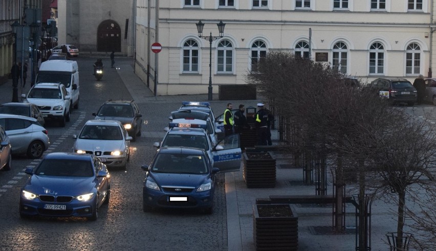 Potrącenie, którego nie było. To pijany mężczyzna wtargnął na jezdnię i uderzył w samochód