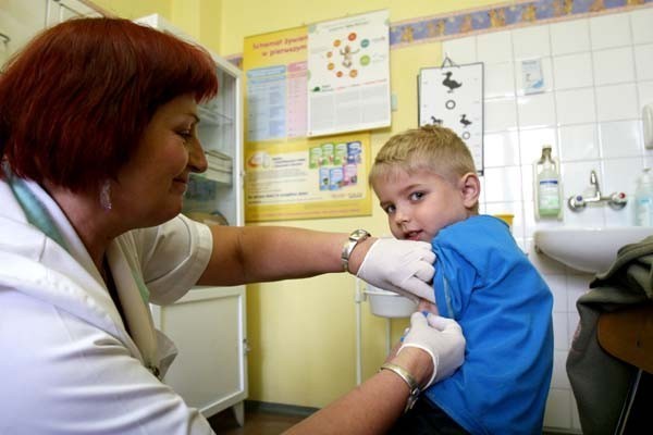 Szczepimy dzieci w każdym wieku - mówi  pielęgniarka Wiesława Jasieniecka. Na zdjęciu także 5-letni Igor Kawka.