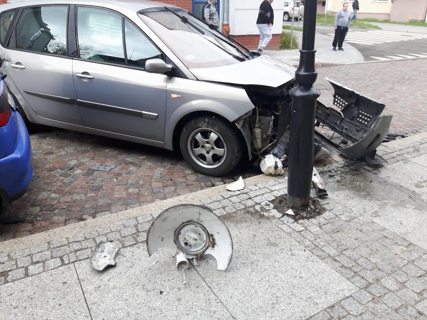 Wypadek na skrzyżowaniu Łęgska - Towarowa we Włocławku. Zderzenie renaulta z volkswagenem [zdjęcia]