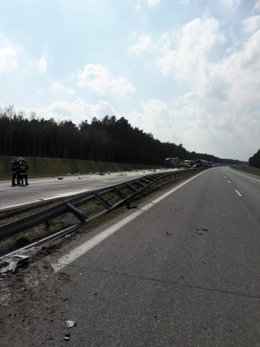 Kolejny wypadek na autostradzie. Zderzenie dwóch ciężarówek na A2 [ZDJĘCIA]