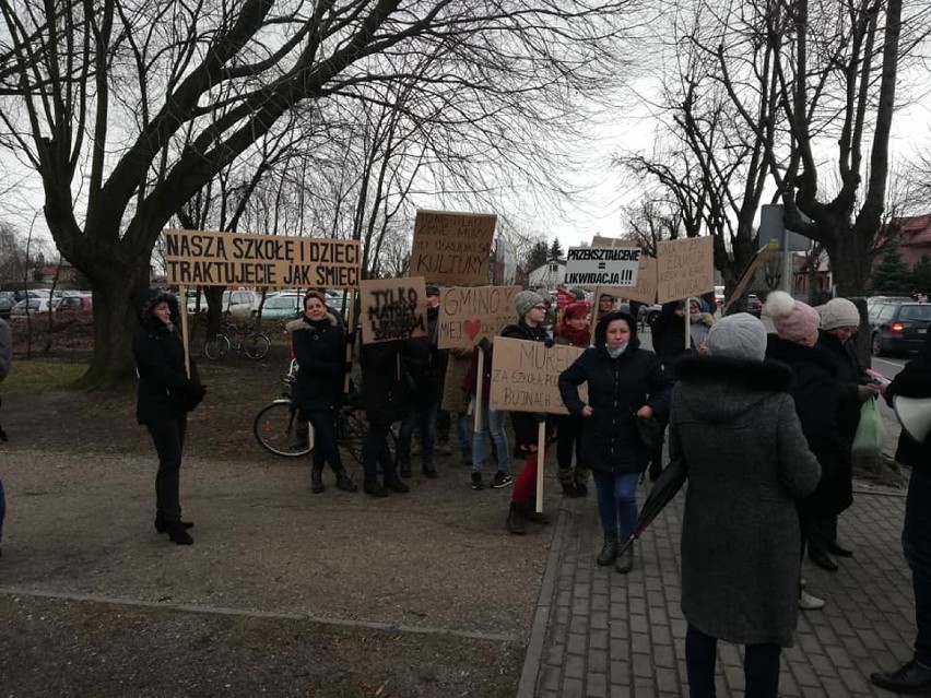 Rodzice uczniów SP w Bujnach Szlacheckich wyszli na ulice Zelowa, aby zaprotestować [ZDJĘCIA]