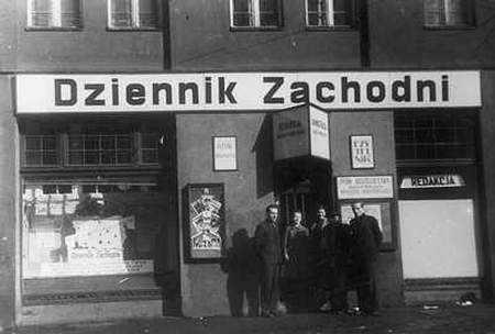 Już w 1945 r. &quot;DZ&quot; miał swoje lokalne oddziały, także na Ziemiach Odzyskanych. Tu grupka pracowników przed oddziałem w Wałbrzychu.