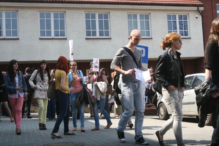 UŚ Rybnik: Manifestacja studentów pod Urzędem Miasta. Żacy mówią nie likwidacji ośrodka