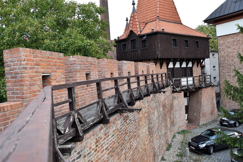 Podest i balustrada na murach obronnych Opola są w złym...