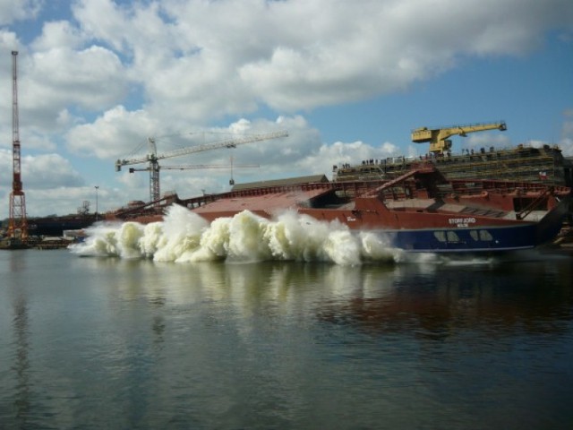 Przechylony statek w Stoczni Remontowej w Gdańsku