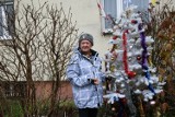Pan Henryk z Kielc podtrzymuje świąteczną tradycję. Znów przed swoim blokiem udekorował choinki. Chce wywołać uśmiech na twarzach ludzi