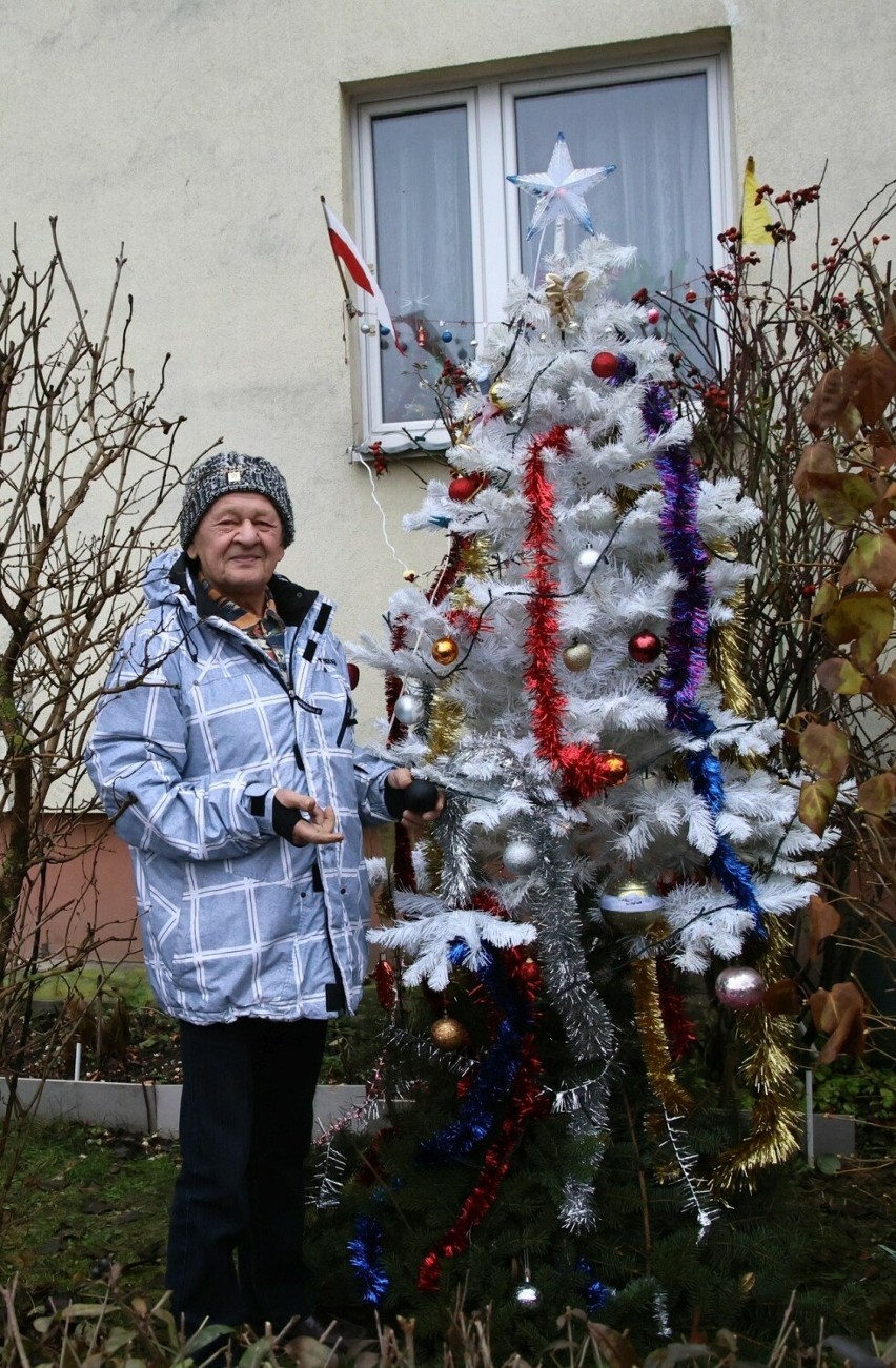 Pan Henryk z Kielc podtrzymuje świąteczną tradycję. Znów przed swoim blokiem udekorował choinki. Chce wywołać uśmiech na twarzach ludzi
