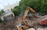 Ul. Zamkowa: Budują szalet, trafili na piwnice XIX-wiecznej kamienicy 