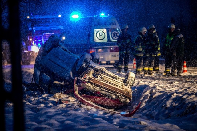 W fordzie, który dachował na granicy Biecza i Binarowej, podróżowały trzy osoby. Do jednej z nich wezwano karetkę