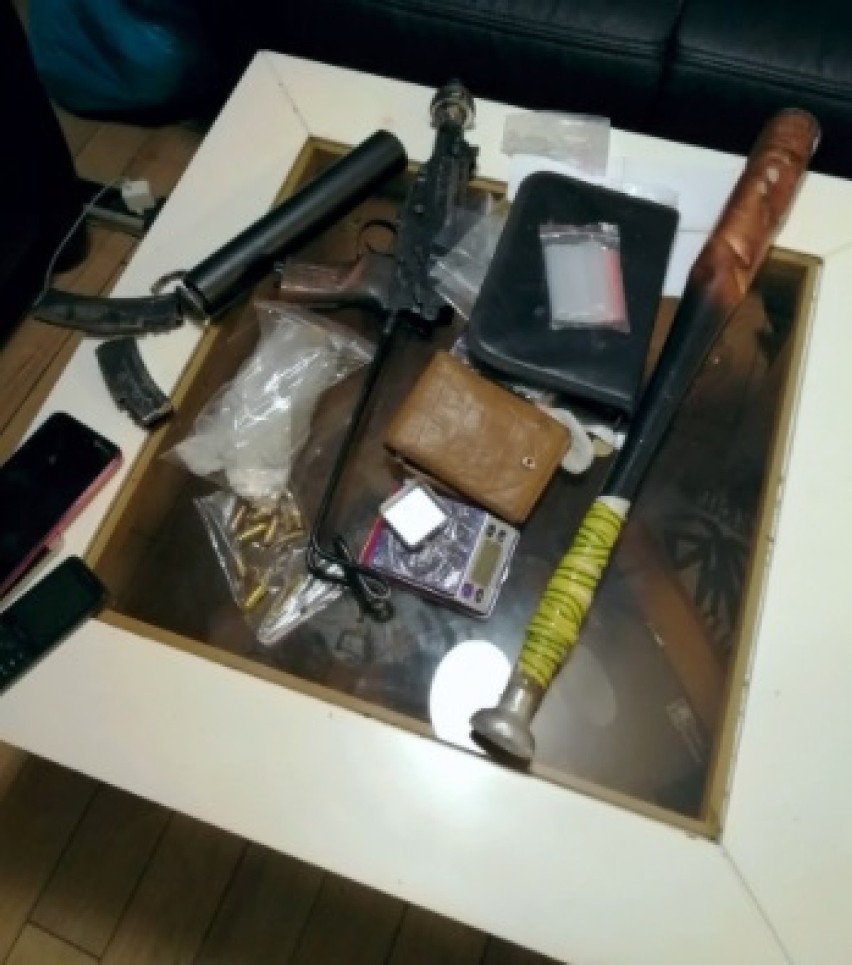 Broń automatyczna, granat, amunicja i narkotyki. To wszystko znaleziono u 31-latka ze Zgorzelca