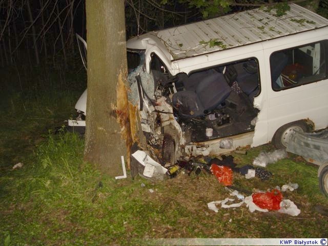 Wypadek w Pilikach. Fiat uderzył w drzewo [zdjęcia]