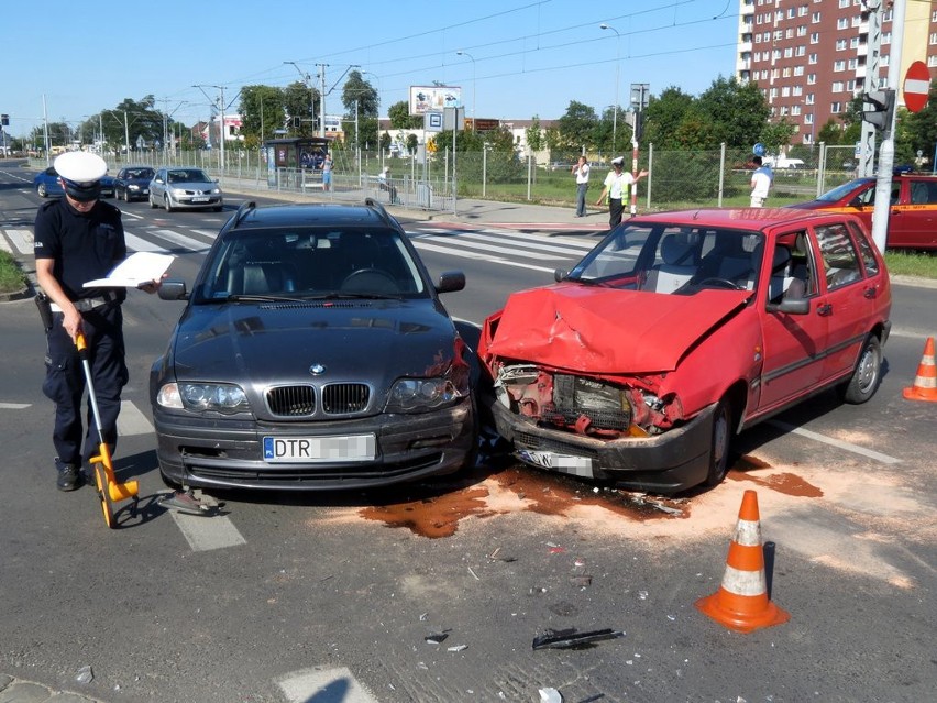 Wrocław: Wypadek na Obornickiej, dwie osoby ranne (ZDJĘCIA)