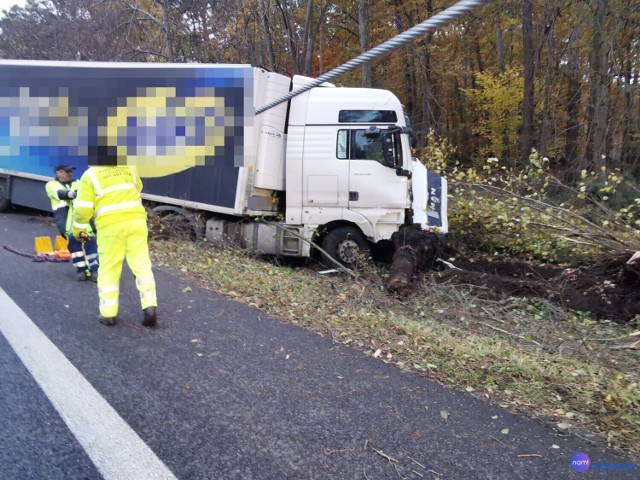 Ciężarówka zjechała do lasu i uderzyła w drzewo na drodze Włocławek - Kowal w sobotę 23 października około godziny 2 nad ranem