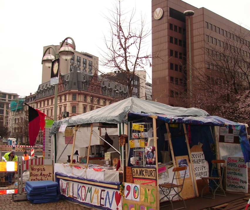 Punkt informacyjny Occupy Frankfurt. Okupujący walczą o...