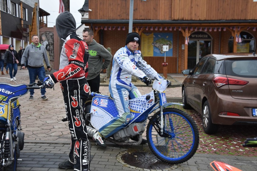 Zakończenie sezonu motocyklowego w Twinpigs w Żorach. Parada motocykli przejechała ulicami Żor