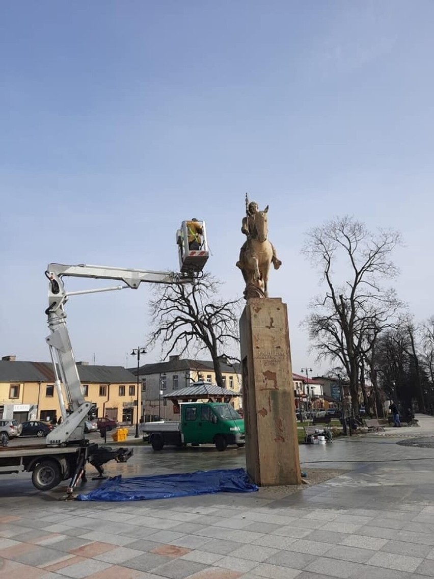 Trwa remont pomnika Tadeusza Kościuszki na Rynku w Końskich. Czas na "drugą młodość"