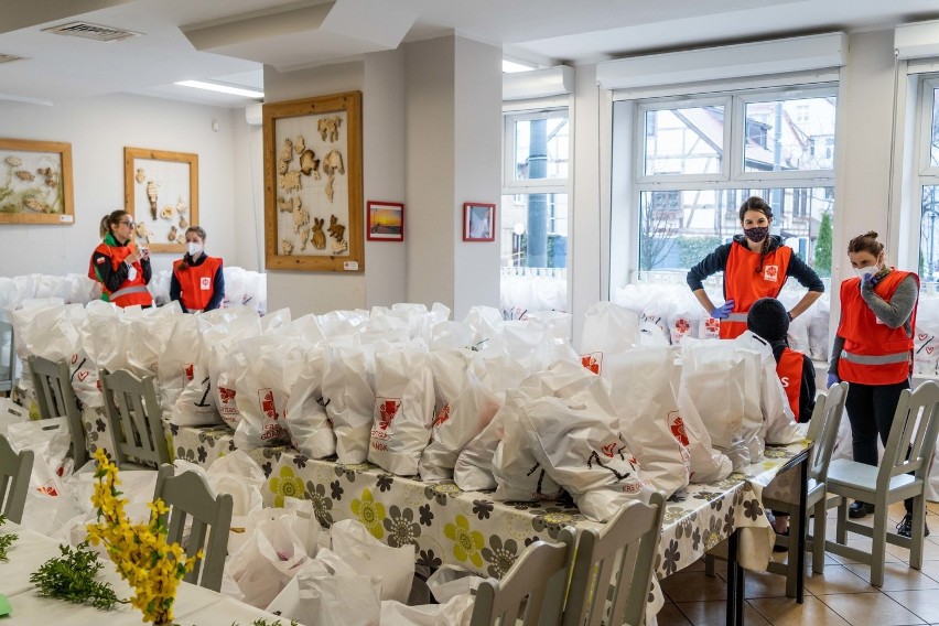 Abp. Wojda rozdawał paczki dla potrzebujących w sopockim...