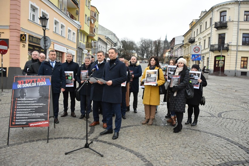 Przedstawiciele PiS skierowali 10 pytań do Donalda Tuska podczas konferencji w Chełmie