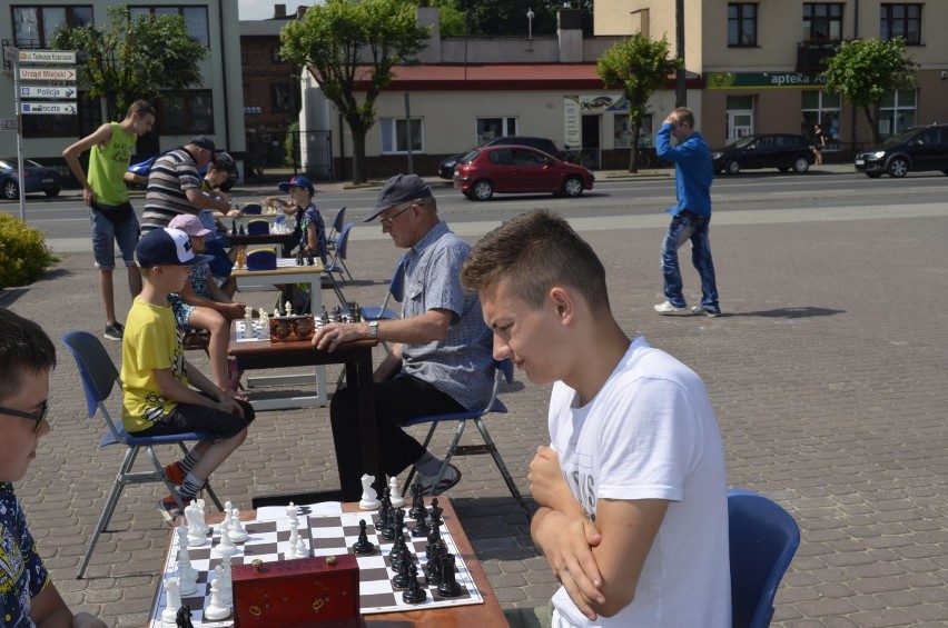 Szachiści opanowali plac Dąbrowskiego w Zelowie, gdzie grali...