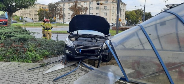 We wtorek 12 października na rondzie Jagiellonów w Bydgoszczy doszło do zderzenia dwóch samochodów. W wyniku kolizji jedno z aut wjechało na zadaszenie podziemnego przejścia dla pieszych.