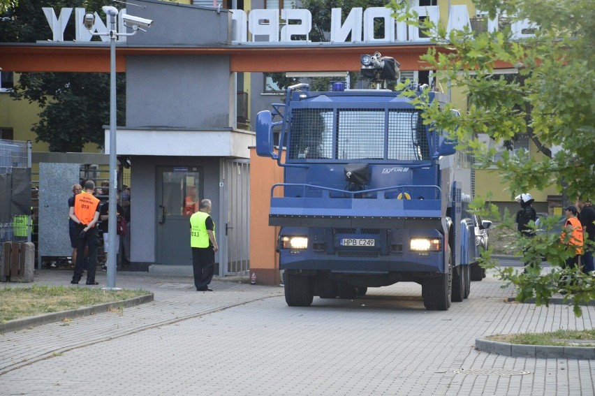 Gorący początek spotkania... na trybunach