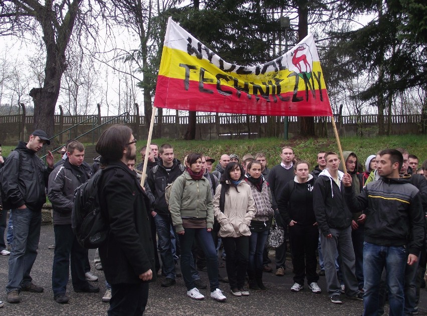 Jelenia Góra: Strajk studentów przeciw łączeniu wydziałów (ZDJĘCIA)
