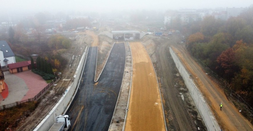 W ramach budowy Trasy Łagiewnickiej rozpoczęto asfaltowanie...