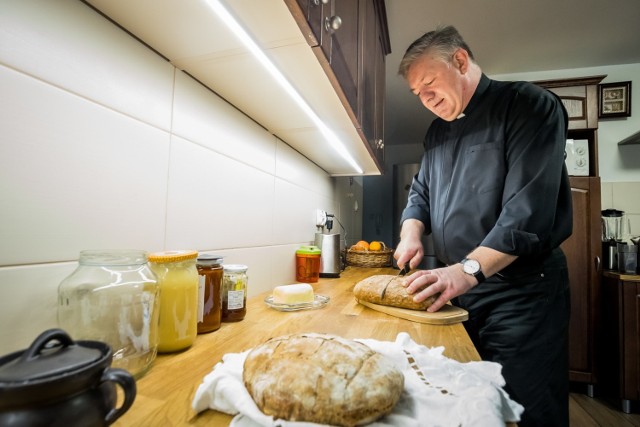 Ksiądz Janusz Konysz, proboszcz parafii pw. św. Antoniego z Padwy, prezentuje własnoręcznie upieczony chleb orkiszowy.