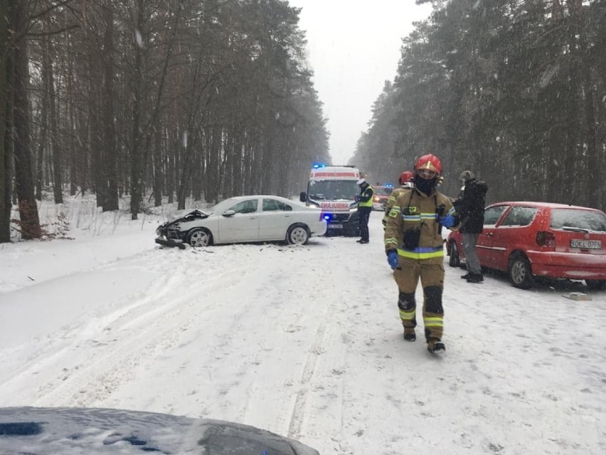 Wypadek w gminie Kluki na DK74, 8.02.2021. Utrudnienia w ruchu. Droga jest całkowicie zablokowana