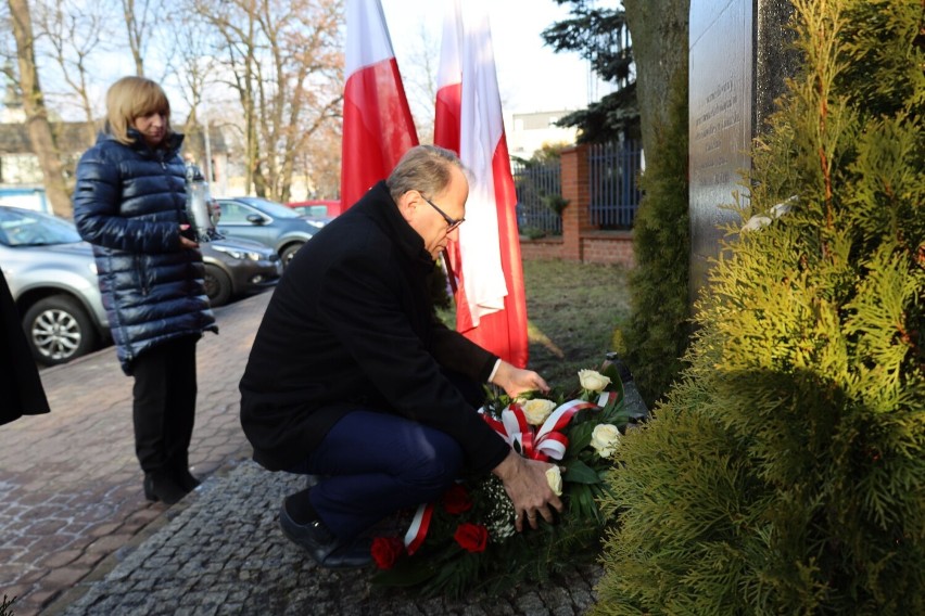 Kwiaty pod Macewą w Radomsku z okazji Dnia Pamięci o Ofiarach Holokaustu. ZDJĘCIA