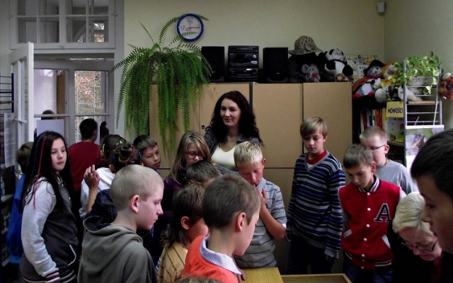 Uczniowie klas 4-6 Zespołu Szkolno &ndash; Przedszkolnego w Nądni, odwiedzili Bibliotekę Miejską w Zbąszyniu.
Fot. Dorota Michalczak