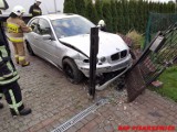 Wypadek w Pisarzowicach. Samochód wpadł na prywatną posesję. Zniszczył ogrodzenie