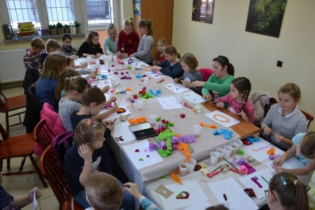 Feryjne warsztaty dla dzieci w Kluczewsku cieszą się dużym zainteresowaniem.