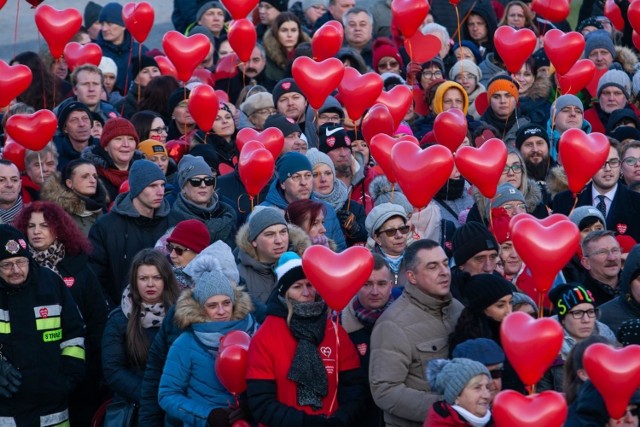 Bydgoszczanie w niedzielę na Wyspie Młyńskiej pokazali, że są #mueremzaOwsiakiem i utworzyli wielkie serce za to, że od 27 lat jest dyrygentem Wielkiej Orkiestry Świątecznej Pomocy. Społeczną akcję mieszkańców wsparł bydgoski sztab WOŚP i strażacy. Zdjęcia z akcji będą przesłane Jurkowi.


1. Bieg Lasem Babskim pod Mogilnem. 300 uczestników na starcie! [zdjęcia]

Akcję postanowiono zorganizować po tym, jak Jerzy Owsiak podjął decyzję o rezygnacji z funkcji szefa WOŚP. Stało się to po tragicznej śmierci prezydenta Gdańska podczas "Światełka do nieba". W sobotę Jerzy Owsiak opublikował wideo, w którym informuje, że nie opuści orkiestry i będzie z nią grał "do końca świata i jeden dzień dłużej". Przyznał, że ogromny wpływ na cofnięcie decyzji miało wsparcie, jakie uzyskał w ostatnich dniach od osób apelujących, by nie rezygnował z funkcji.


Wielkie wiosłowanie dla WOŚP w Bydgoszczy

