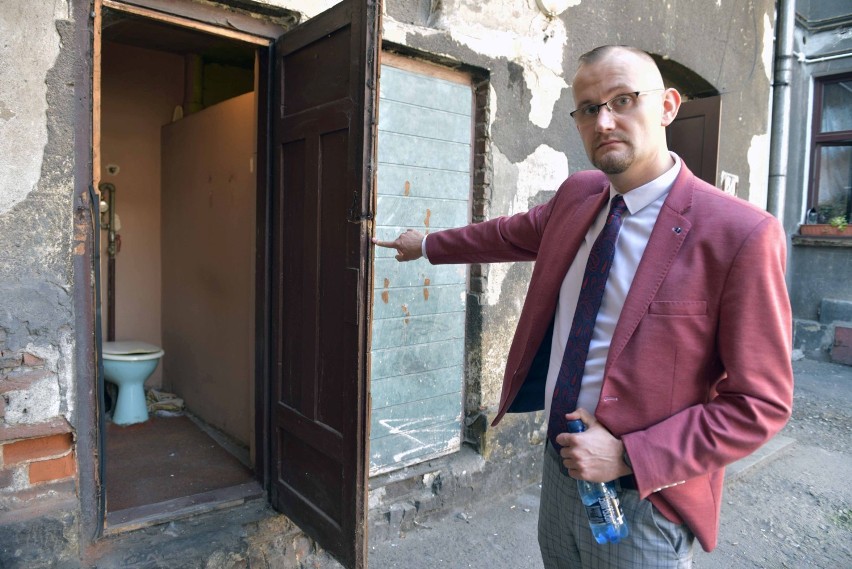 Nowy Sącz. Mieszkańcy miejskiej kamienicy są bez ciepłej wody, niektórzy korzystają z toalety na podwórku