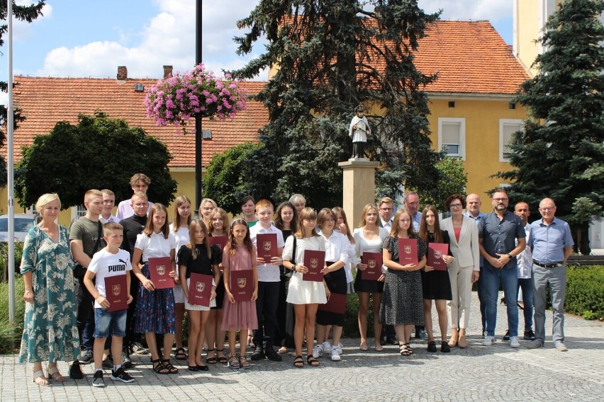 Wręczono stypendia Burmistrza Dolska. 21 uczniów wyróżnionych za osiągnięcia artystyczne, w nauce i w sporcie