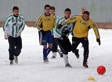 Piłkarze po raz kolejny zamiast z rywalami muszą walczyć przede wszystkim z zimą.  Karina Trojok