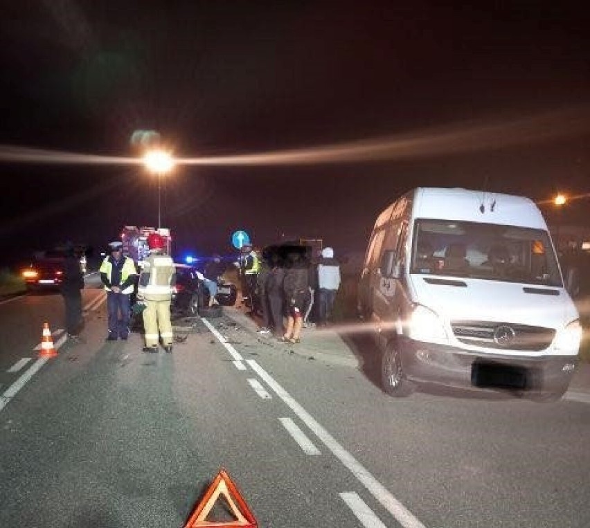 Wypadek w Nowej Wsi. W nocy na odcinku DK75 doszło do zderzenia busa i samochodu osobowego marki BMW. Były utrudnienia 