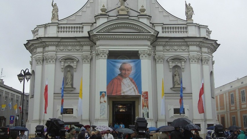Na placu Jana Pawła II zgromadziły się tysiące wiernych