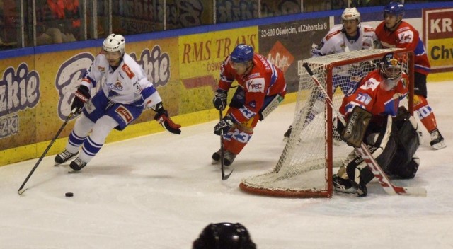 Przy krążku oświęcimianina Peter Lipina. W meczu hokejowej ekstraklasy, rozegranym w Oświęcimiu, miejscowa Unia pokonała Polonię Bytom 4-2.