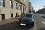 Problem z parkowaniem pod Urzędem Miasta Gdyni. Urzędnicy się tłumaczą