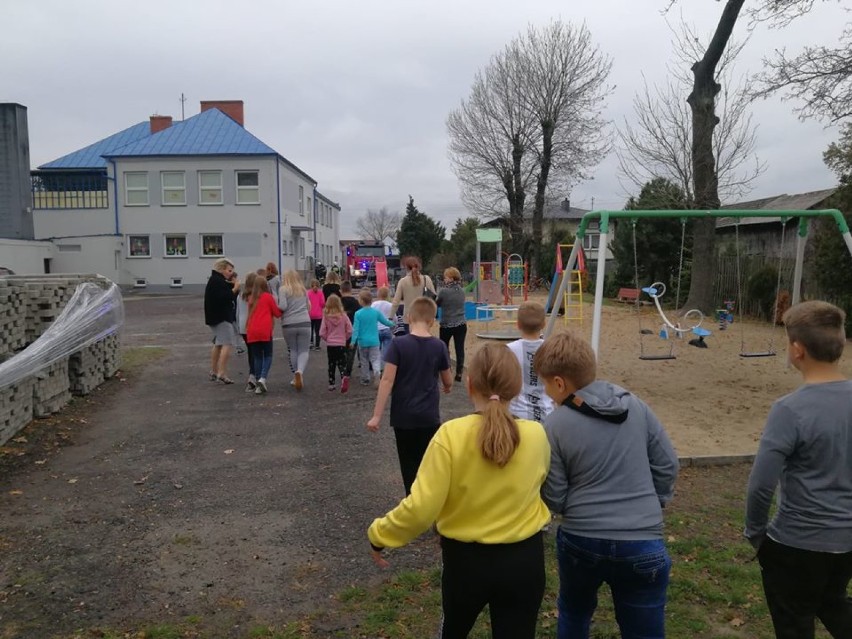 Ewakuacja szynkielowskiej podstawówki. Na szczęście to tylko ćwiczenia [FOTO]