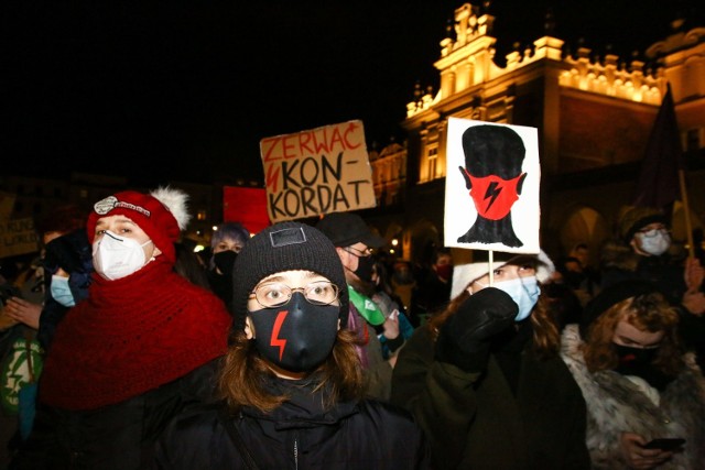 "Dzień Kobiet Bez Kompromisów". Wielki marsz kobiet w Krakowie