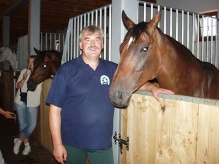 Krzysztof Zieliński końmi zajmuje się od dzieciństwa. Na zdj. z pierwszym przez siebie zakupionym koniem Azą.
